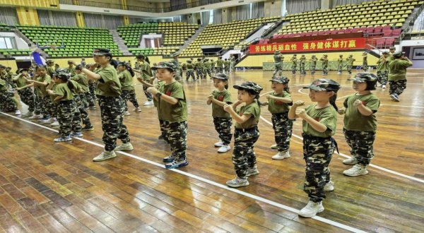 今日云策 让红色种子扎根心田，东山街各级人大代表持续助力“暑期少年军校”